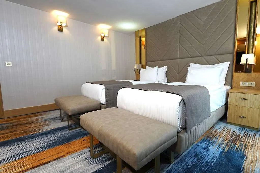 Days Inn By Wyndham Istanbul Bomonti 4*,
