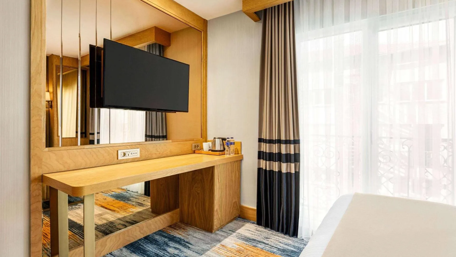 Отель Days Inn By Wyndham Istanbul Bomonti