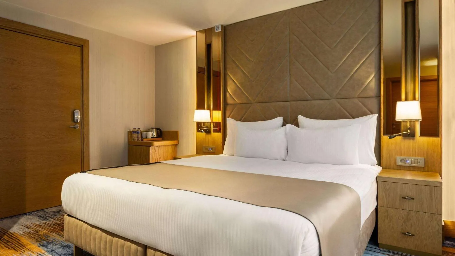 Отель Days Inn By Wyndham Istanbul Bomonti