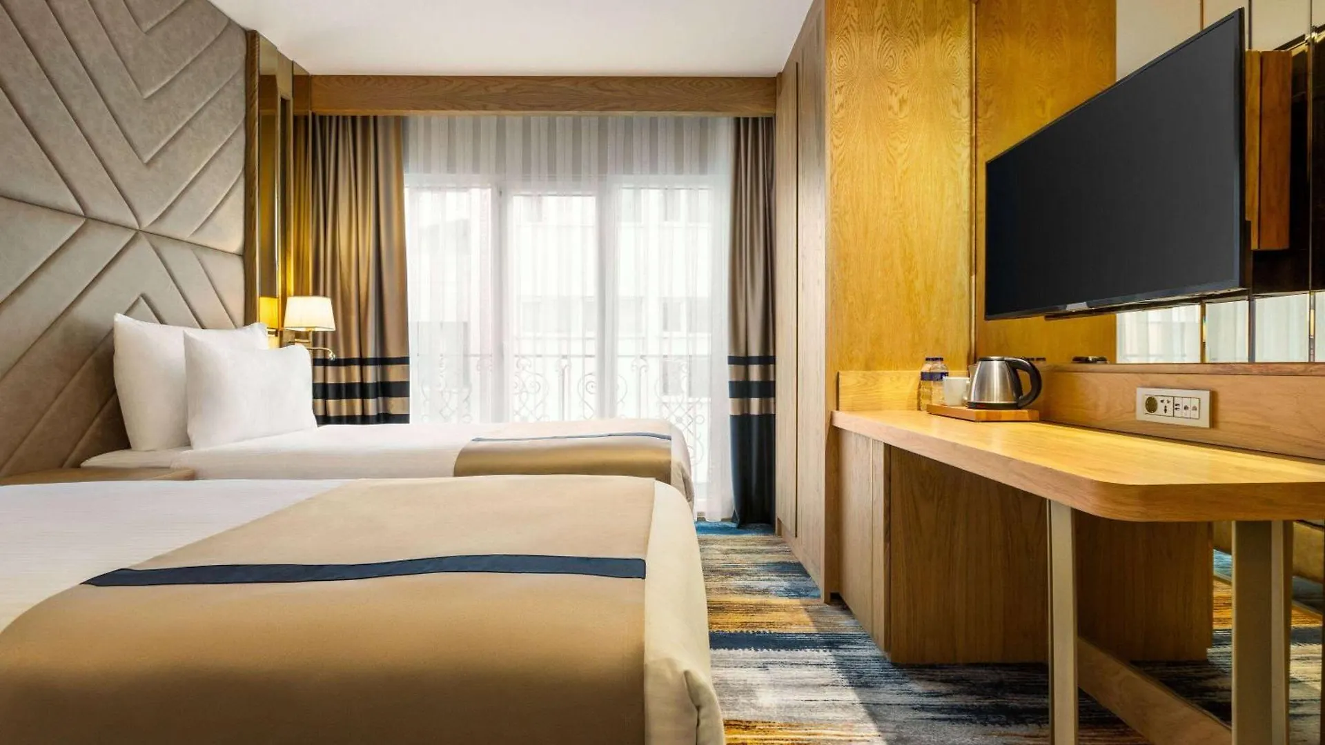 Days Inn By Wyndham Istanbul Bomonti 4*,