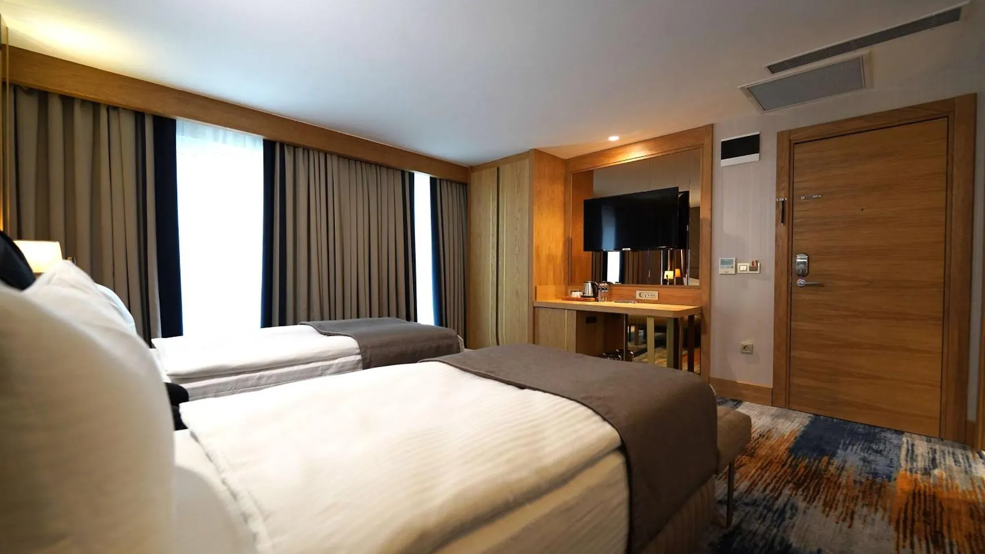 Отель Days Inn By Wyndham Istanbul Bomonti