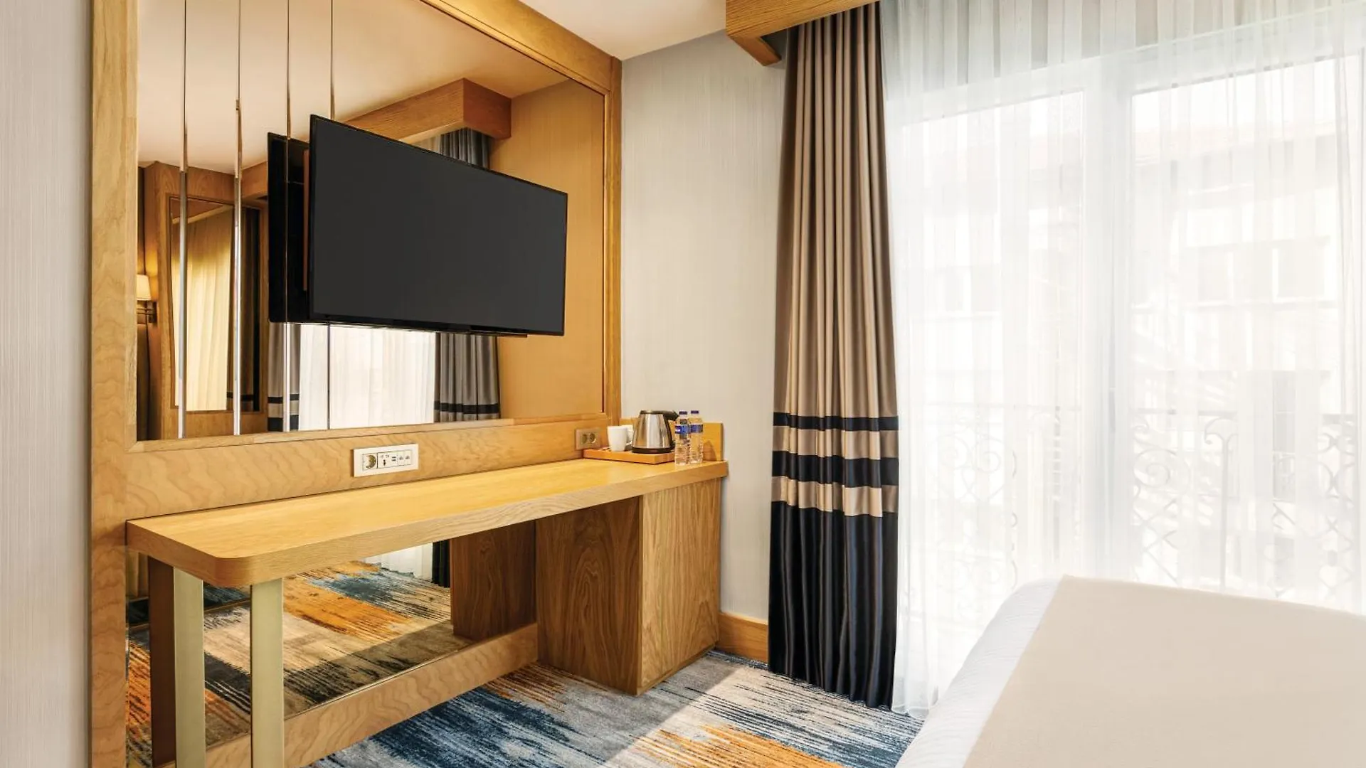 Days Inn By Wyndham Istanbul Bomonti 4*,